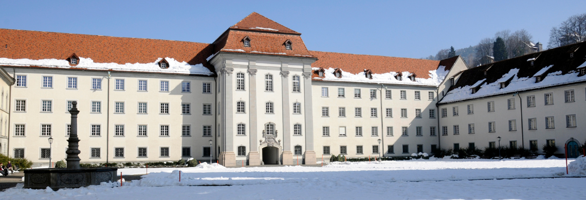 Regierungsgeb&auml;ude im Schnee.